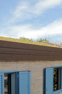 Casa di campagna - esterno - dettaglio del tetto giardino con fascione in lamiera effetto acciaio corten