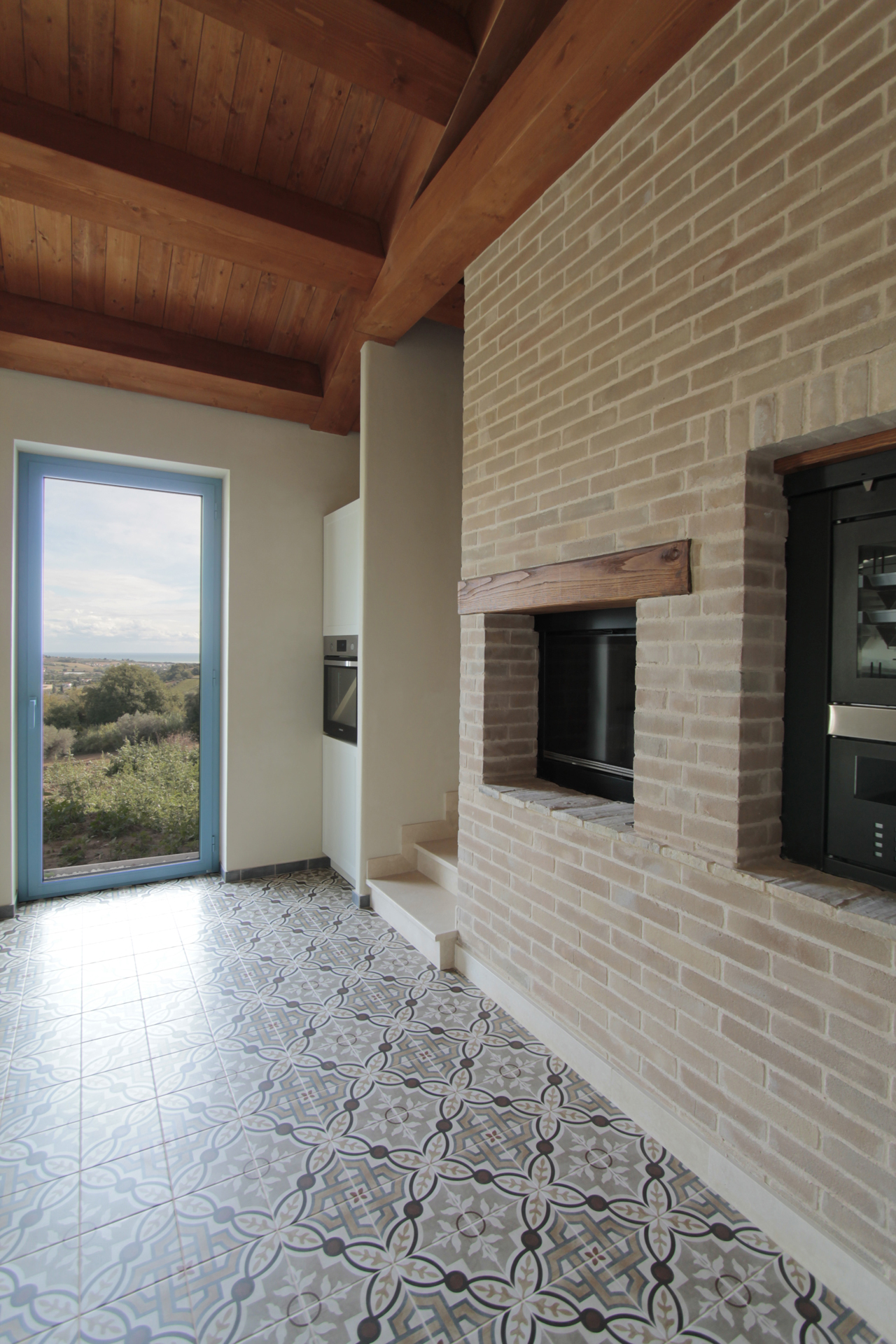 Casa di campagna - interno - cucina con tetto in legno e camino - cucina Scavolini - pavimento in gres effetto cementine